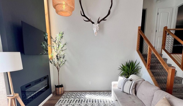 Spotless Gem! Game room, deck & fire-pit. Minutes to downtown Sleeps 10+