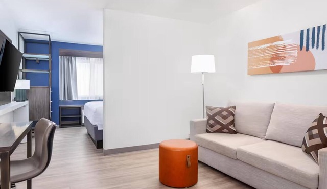 Spotless, Modern Queen Room Near Clarion Local Diners, w/Free Parking