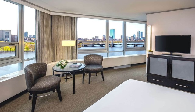 Sprawl out in a Spacious Suite! Near Boston Children's Museum!