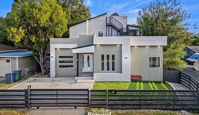 Sprawling Home w/Rooftop Spot