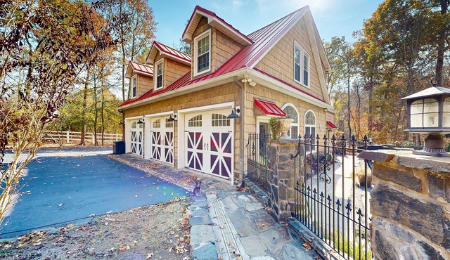 Sprawling property with a pool, hot tub, fireplaces, grill, retro bedroom, & AC