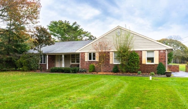 Sprawling Rancher- in-ground Heated Pool W/Hot Tub