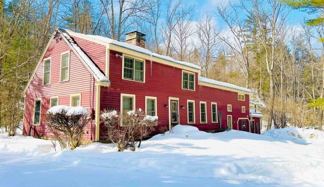 Sprawling Riverbend Farmhouse Close to Mountains with Hot Tub
