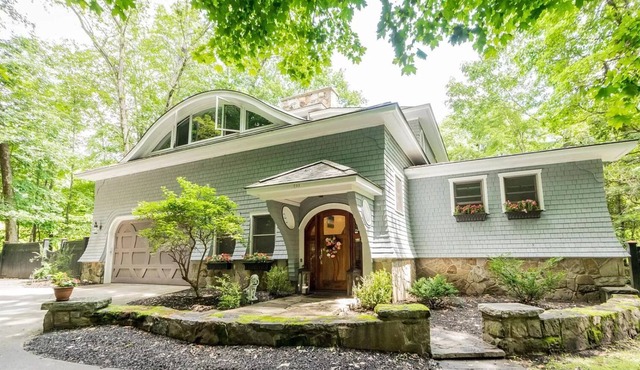 Sprawling Saratoga Estate w/ Pool and Game Room (mins to Track)