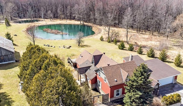 Sprawling spacious farmhouse 5 minutes away from Blue Mountain Ski Resort.