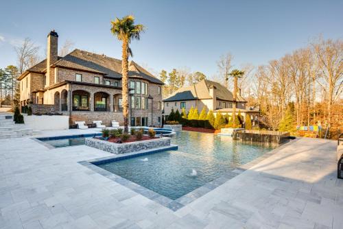 Sprawling Suwanee Home Theater, Pool, Hot Tub!