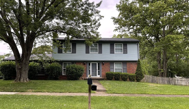 Spread out and chill! Close to shop and eateries and 1 mile expressway