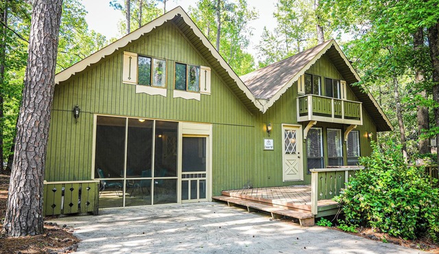 Spread out and relax in this spacious wooded view chalet close to FDR State Park