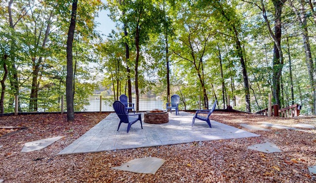 Spread Out & Relax at The Lake!