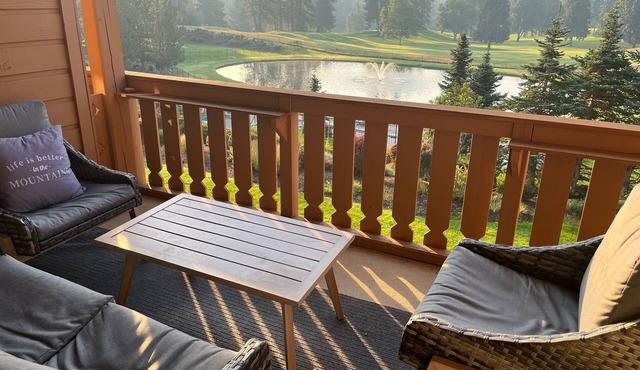 Spring and Summer in Leavenworth! Hot Tub, pools Huge, view condo. Walk to town.