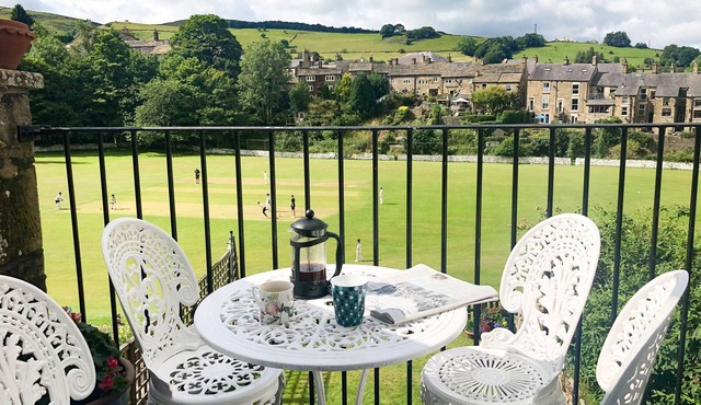 SPRING BANK COTTAGE, pet friendly, with open fire in Hayfield