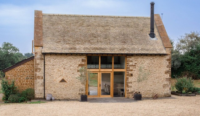 Spring Barn, Chipping Norton - sleeps 4 guests in 2 bedrooms