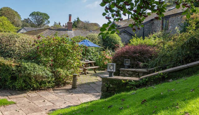 SPRING BARN, pet friendly, with open fire in Hope Cove