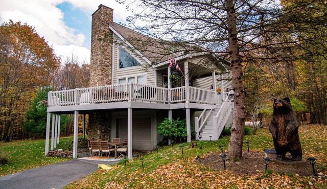 Spring Beauty! Hot tub & Fire pit! Great Location! Walk to the Lake!