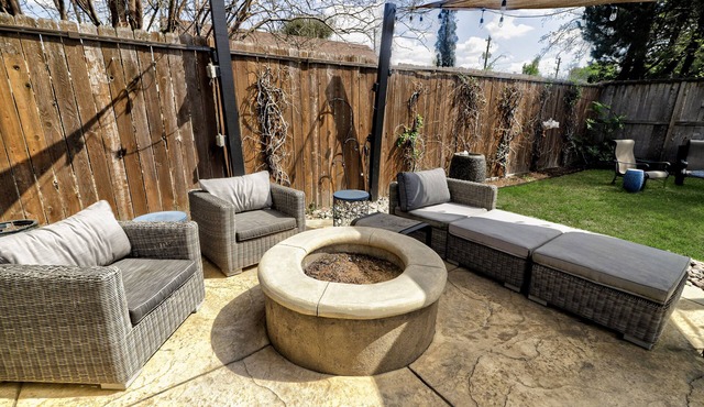Spring Branch Haven - Spacious 3BR Oasis, Pet Friendly in Houston!
