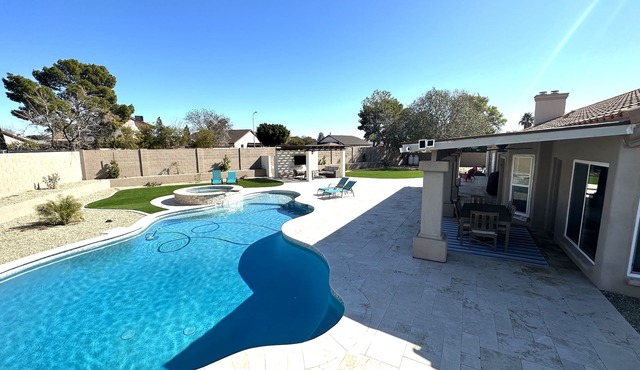 Spring Break Dream! Large yard, salt water pool-spa, billiards-ping pong