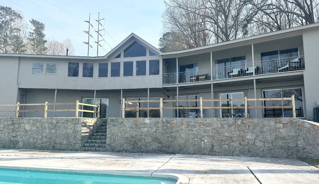 Spring Break/Great for World Cup Groups/30 Minutes to Mercedes-Benz/Sleeps 12/Private Pool