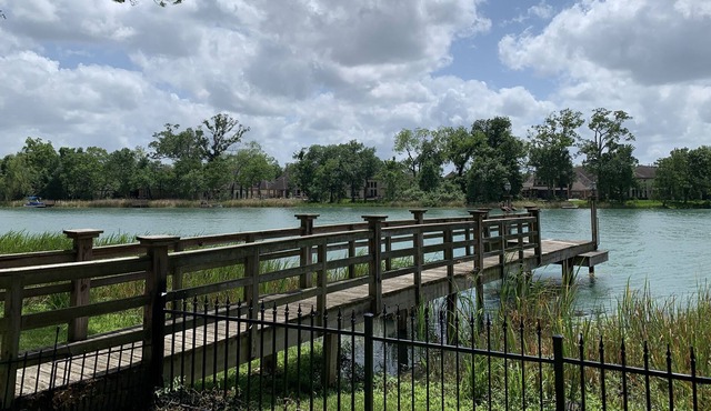 Spring break in Houston - Lakefront house with own dock