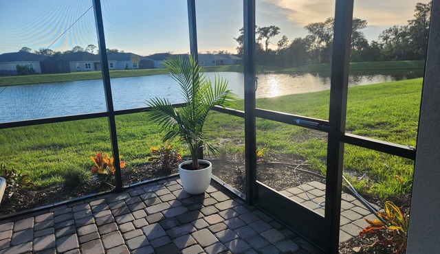 SPRING BREAK New 3-Bedroom Villa, Pet Friendly, Laundry AC Lanai Grill, 3 Pools!