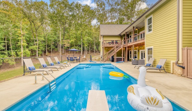 Spring Break - POOL, sleeps 18, theater, hot tub, gameroom, & 5 min to downtown