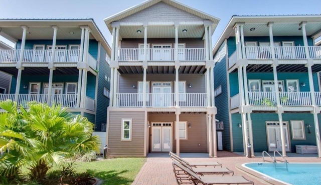 Spring Break Beach Home, 4 Bed 4 Bath, Sleeps 12! Walk to Beach! Pool!