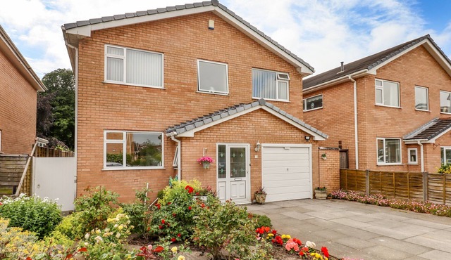 SPRING CLOSE, pet friendly, with a garden in Southport