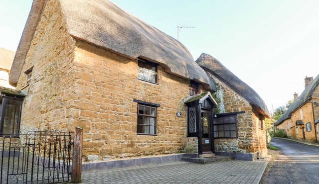 SPRING COTTAGE, family friendly, character holiday cottage in Wroxton