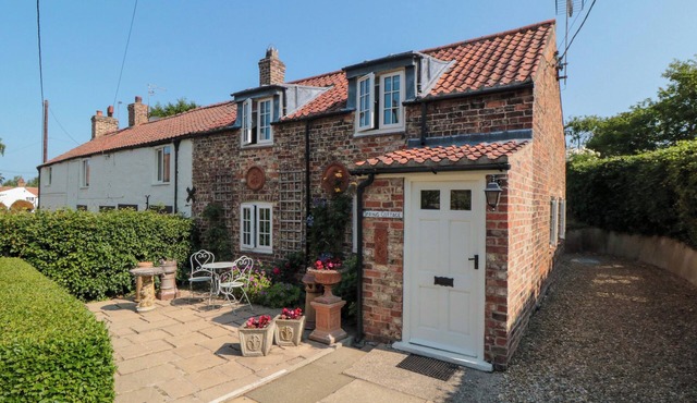 SPRING COTTAGE, family friendly, with a garden in Husthwaite