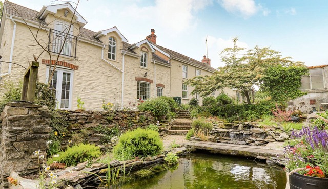 SPRING COTTAGE, pet friendly, with a garden in Pentre-Cwrt