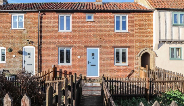 SPRING COTTAGE, pet friendly, with open fire in Sea Palling