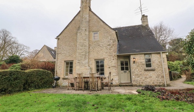 SPRING COTTAGE, pet friendly, character holiday cottage in Bibury