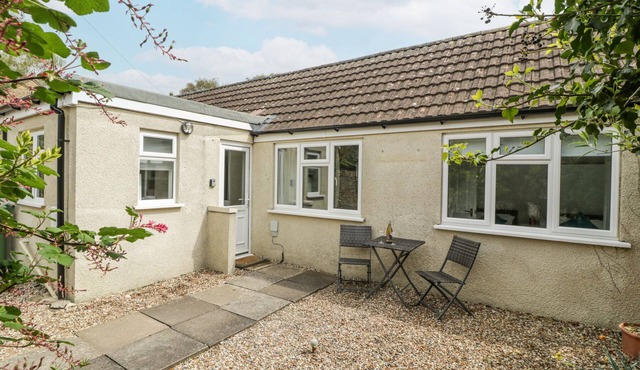 SPRING COTTAGE, pet friendly, with a garden in Brockworth