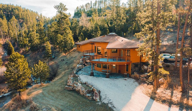 Spring Creek Splendor. The Perfect Location. Private Lower Level Apartment. Fun!