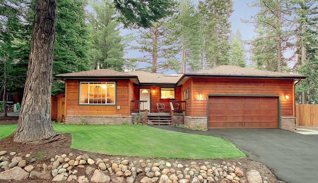 Spring Deals! Large fenced yard with Hot Tub, Serene and quiet.