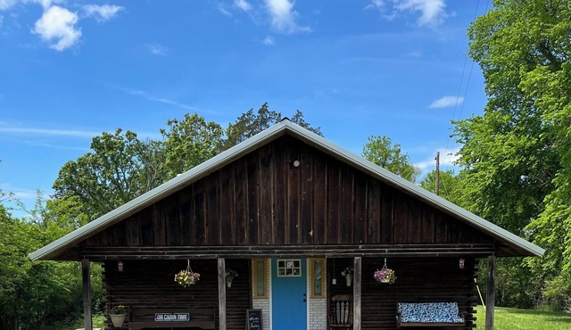 SPRING DISCOUNT Charming 3 bedroom log cabin near Bella Vista Ar. Private