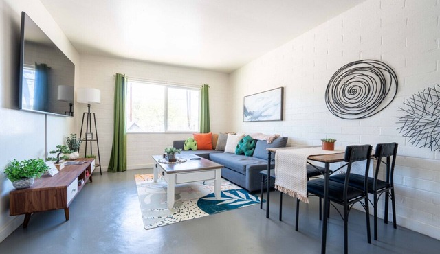 Spring Dream! 2BR Apt w/ Parking in the Heart of DT!