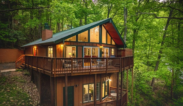 Spring Escape⛰Hot Tub~Theater~5min to GSMNP~2 Fireplaces