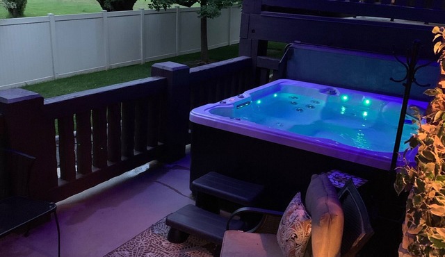 Spring Extreme Special! Snowbasin Lakeside Romantic Getaway. Hot Tub, Garage.