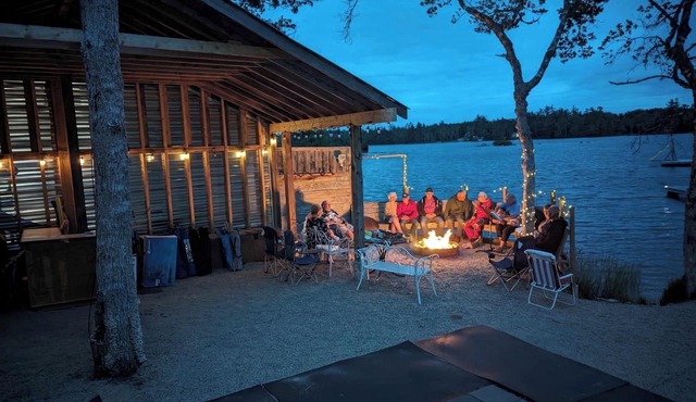 Spring fed/beautiful sand beach/wifi/New Beds/Firewood/trophy fishing/8 Kayaks