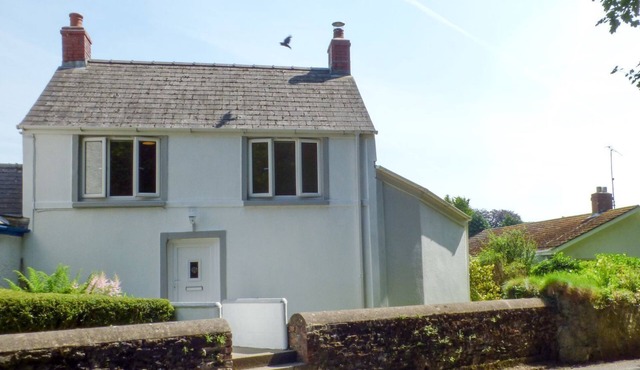 SPRING GARDEN COTTAGE, pet friendly, with open fire in Laugharne