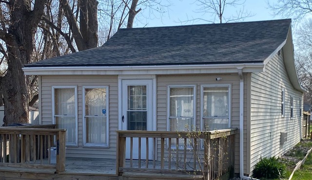SPRING GETAWAY! Comfortable 2BR cozy cottage just a few steps from Sandusky Bay!