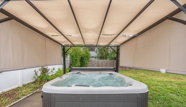 Spring Getaway Hot Tub, HDTV, Game Room & Parking