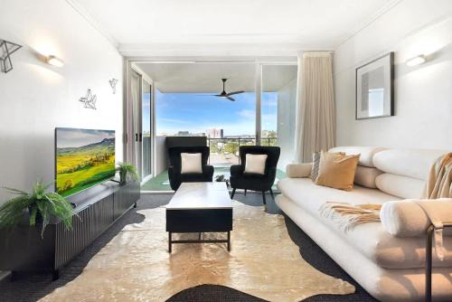 Spring Hill 2BR, 2BA Retreat Sleeps 6 - Walk to Brisbane CBD with Pool, Free Parking, Balcony, Views, Fast Wi-Fi & Gym