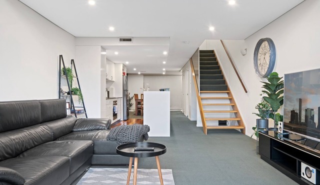 Spring Hill 2BR with Pool and Balcony Views