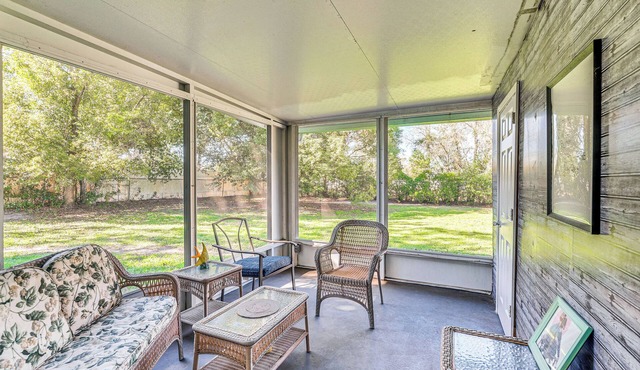 Spring Hill Home - 3 Mi to Weeki Wachee Springs!