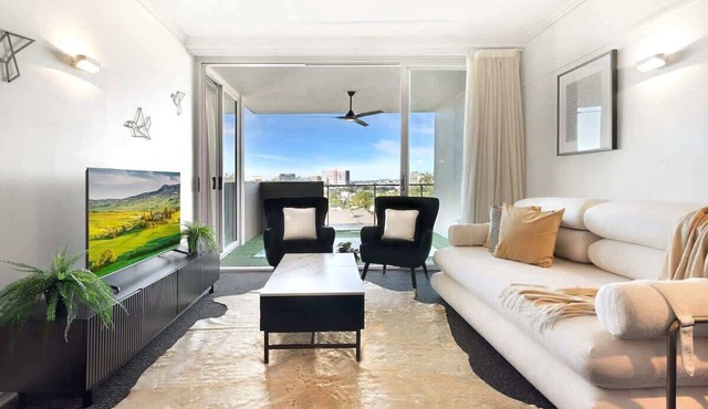 Spring Hill Retreat 2BR Stay Pool,Parking,Balcony