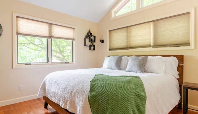 Spring in Mtns Crows Nest Treehouse Near Asheville Pet Friendly