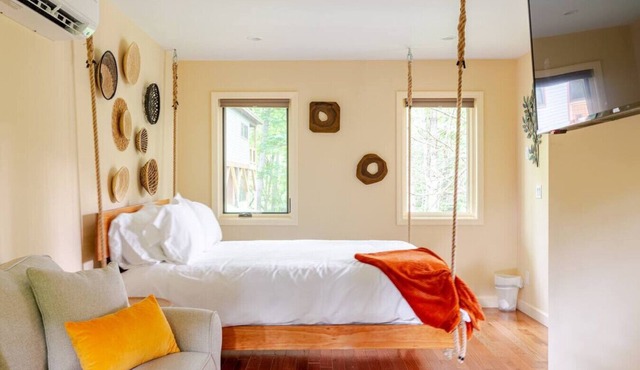 Spring in Mtns Poplar Treehouse Near Asheville - Pet Friendly