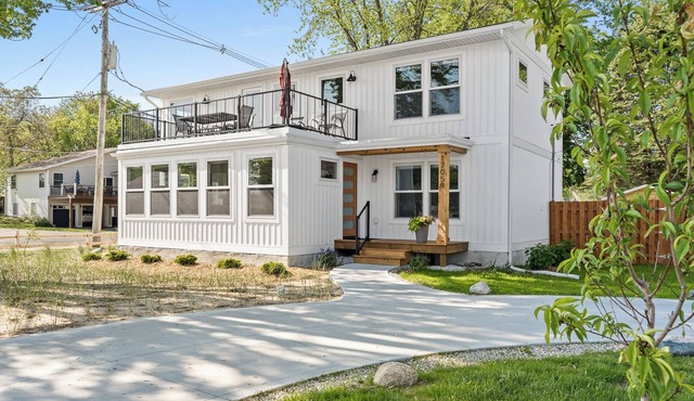 Spring Lake Cottage w/Hot Tub, Private Waterfront & Dock, boat to Lake MI