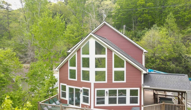 Spring Lily Retreat - Spacious, Lakefront, Hot Tub, Private Dock, Peaceful Cove!